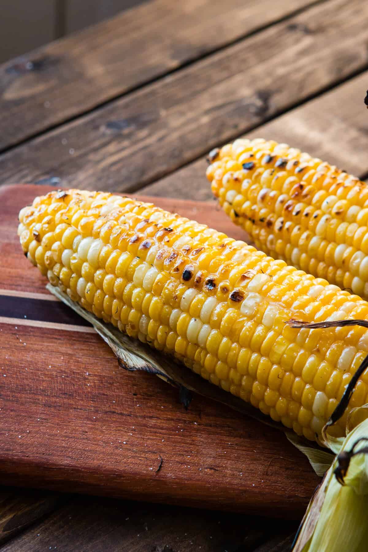 How to cook corn with husk on the grill
